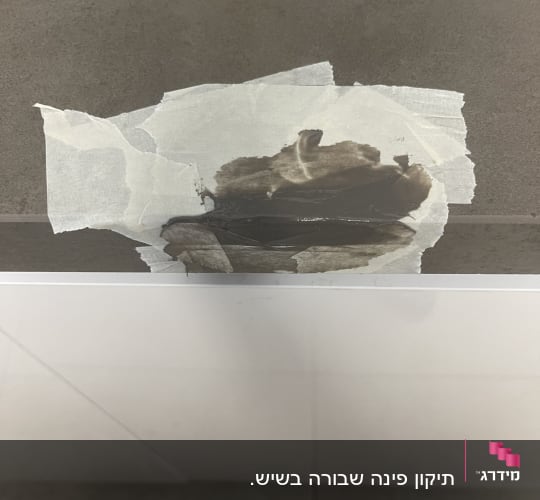 תהליך תיקון ומילוי פגם בשיש באמצעות דבק שיש וסרט נייר דביק